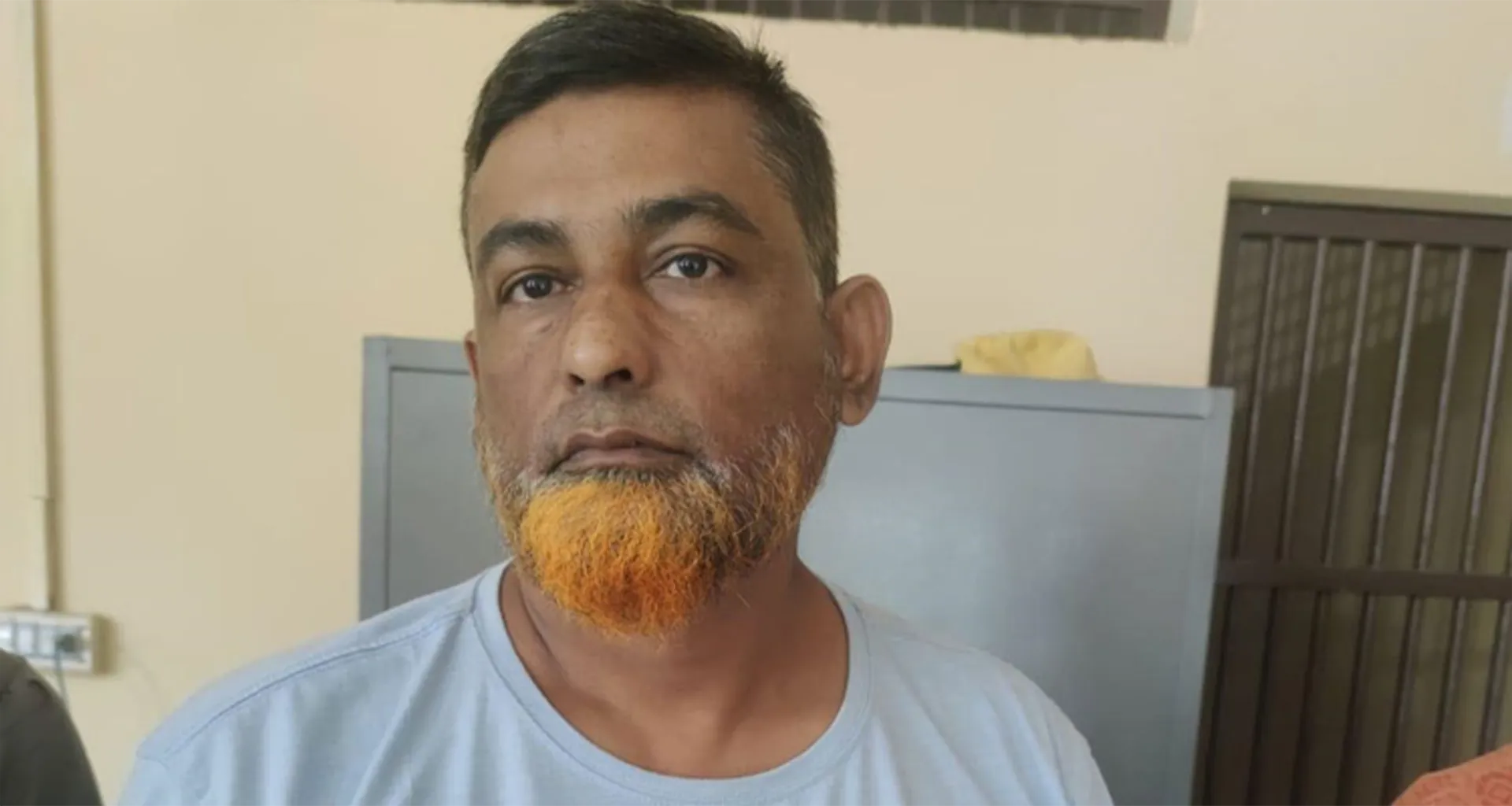 আত্মগোপনে থাকা আ.লীগ নেতাকে ধরে পুলিশে দিলেন ছাত্ররা 